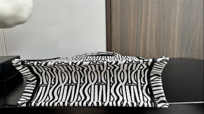 2025228Y550P212157179