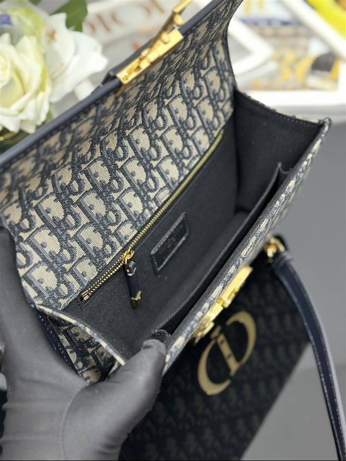 2025228Y600P204623574